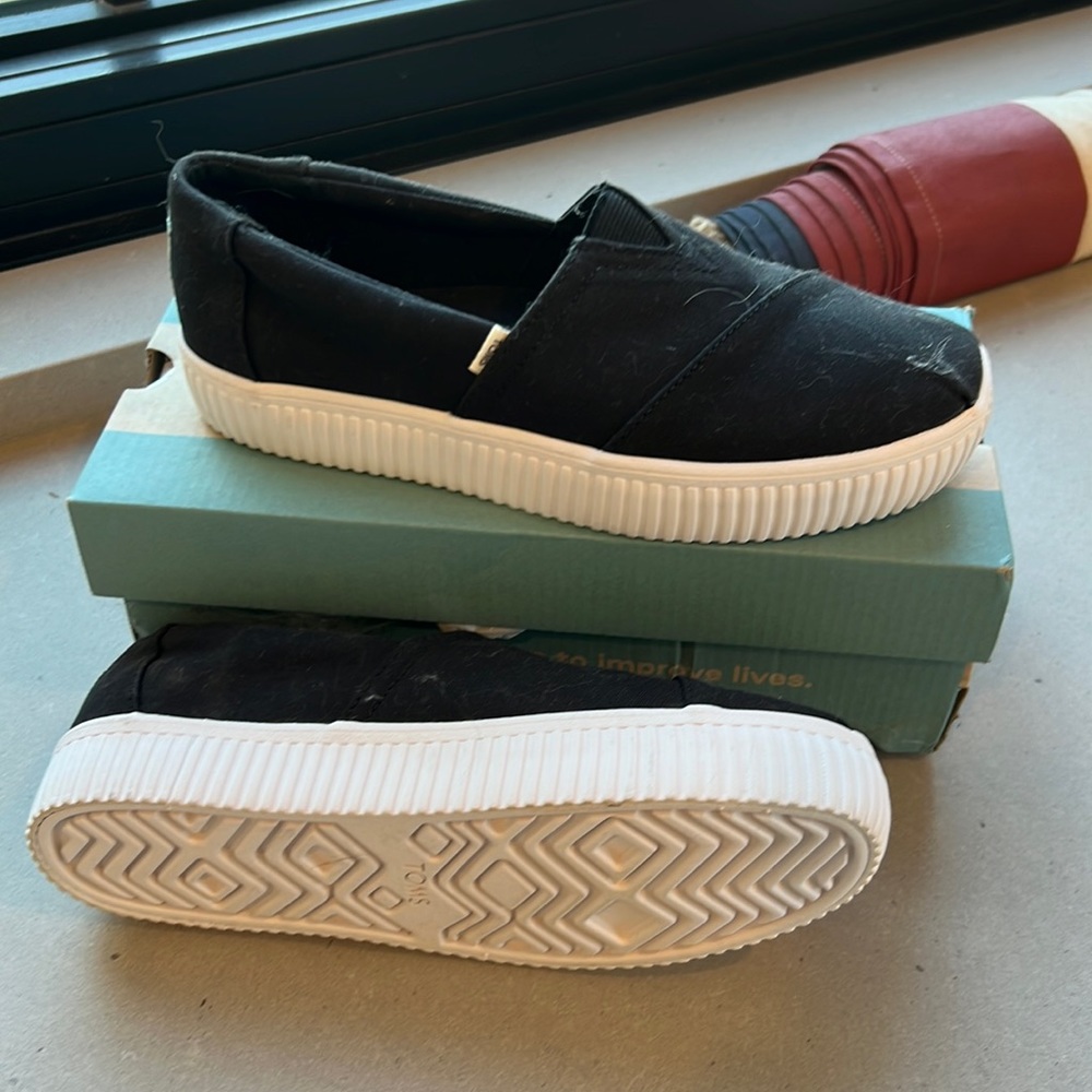 Tom’s never been worn Parker slip on black textured linen